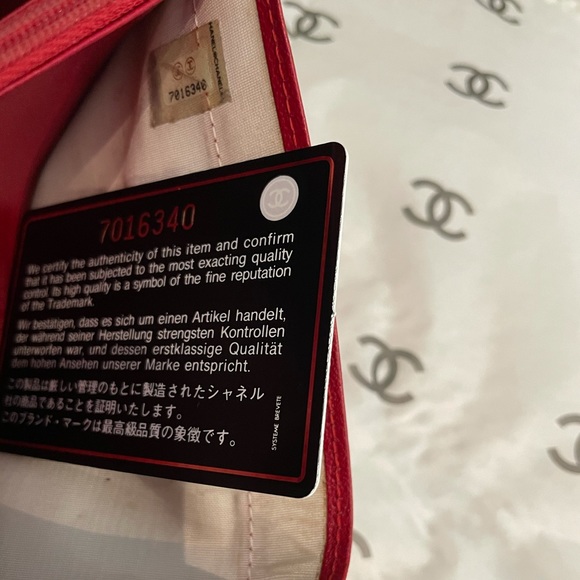 🌺$851 OFF RETAIL $175🌺AUTHENTIC CHANEL VINTAGE WALLET ON A CHAIN🌺 - Picture 11 of 15